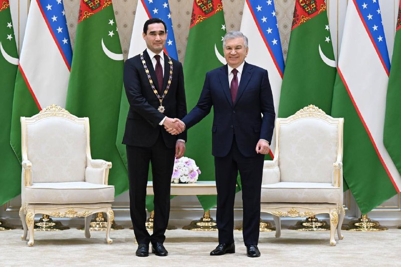 Prezident Shavkat Mirziyoyev Turkmaniston Prezidenti Serdar Berdimuhamedovga O‘zbekiston Respublikasining oliy davlat mukofoti – “Oliy Darajali Do‘stlik” ordenini topshirdi.