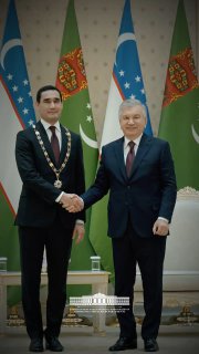 Prezident Shavkat Mirziyoyev Prezident Serdar Berdimuhamedovga "Oliy Darajali Do‘stlik" ordenini topshirdi.