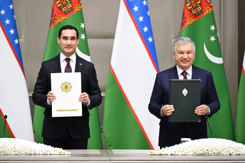 O‘zbekiston Respublikasi Prezidenti Shavkat Mirziyoyev va Turkmaniston Prezidenti Serdar Berdimuhamedov Qo‘shma bayonot imzoladilar. Davlat rahbarlari huzurida ikki tomonlama hujjatlarni almashish…