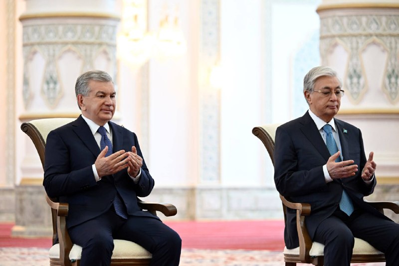 Oʻzbekiston Respublikasi Prezidenti Shavkat Mirziyoyev Qozogʻiston Respublikasi Prezidenti Qasim-Jomart Toqayev bilan birgalikda Turkiston shahrida Oʻzbekiston tomonidan bunyod etilgan masjid bilan…