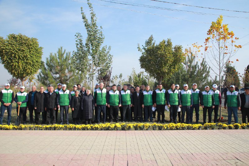 Namangan viloyati Agroxizmatlar markazi mutaxassislari "Yashil makon" umummilliy loyihasi asosida Yangi Namangan shaharchasida barpo etilayotgan "Yangi O`zbekiston bog`i"da daraxt ekish jarayonida…