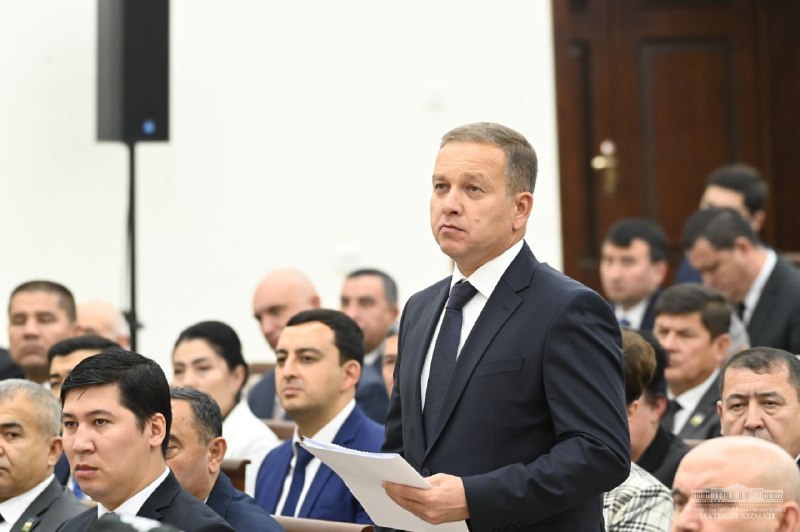 Сессияда Навоий вилоятига ҳоким тайинлаш бўйича ташкилий масала кўриб чиқилмоқда.
