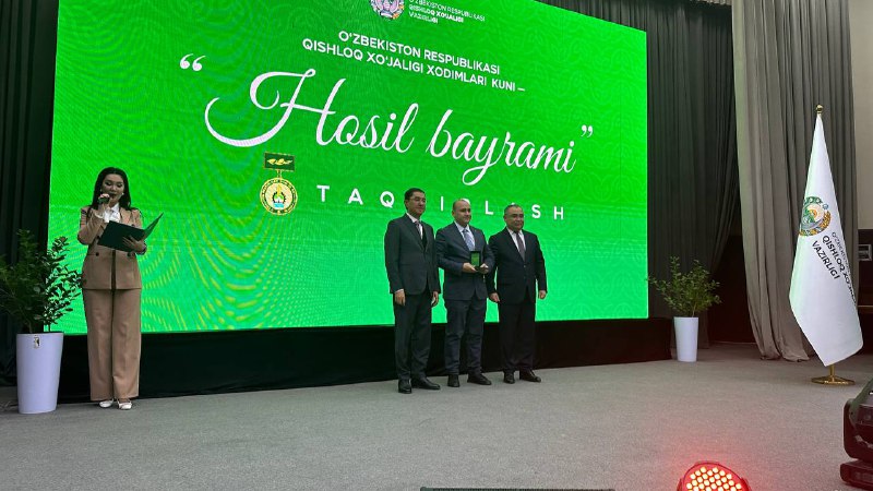 Qishloq xo‘jaligi xodimlari” kuni munosabati bilan bo‘lib o‘tayotgan tantanali bayramning eng shukuhli lahzalari boshlandi.