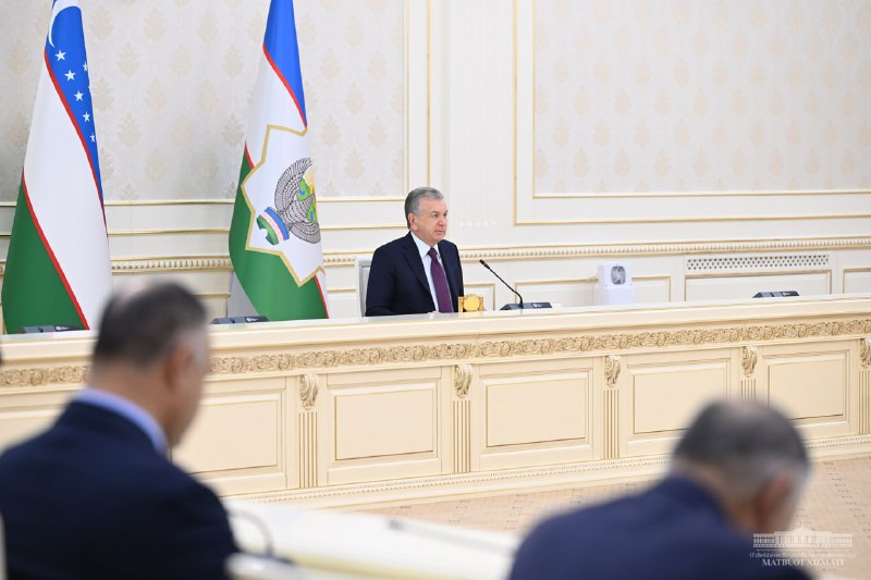 Президент раислигида қишлоқ хўжалиги ва озиқ-овқат тармоқларида инвестициялар ва экспортни кўпайтириш юзасидан видеоселектор йиғилиши бошланди.