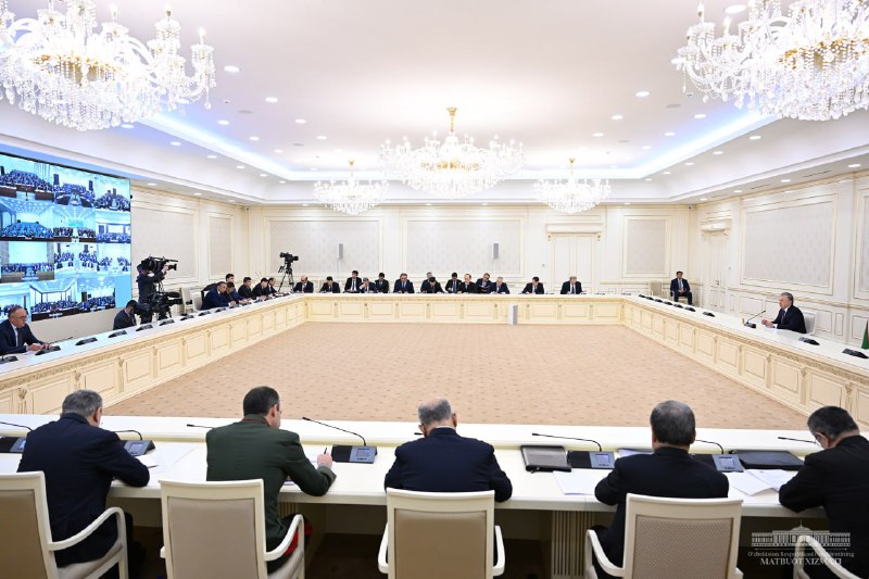 Мулоқотда экспортни анъанавий бозорлардан юқори нархда маҳсулот сотиб олувчи давлатларга йўналтириш зарурлиги таъкидланди.