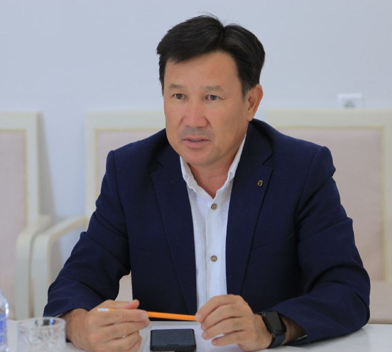 BUGUN MILLIY MARKAZ DIREKTORI SHUHRAT IBRAYIMJANOVICH OTAJONOV TUG'ILGAN KUNINI NISHONLAMOQDA.